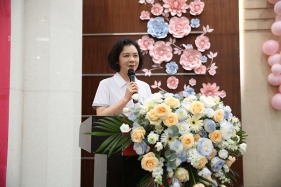 鐘代曲致辭。重慶松山醫(yī)院供圖