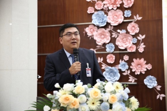 羅克致辭。重慶松山醫(yī)院供圖