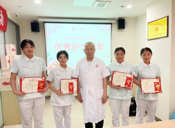 教授常正為優(yōu)秀護(hù)士頒獎。重慶圣佑肛腸醫(yī)院供圖