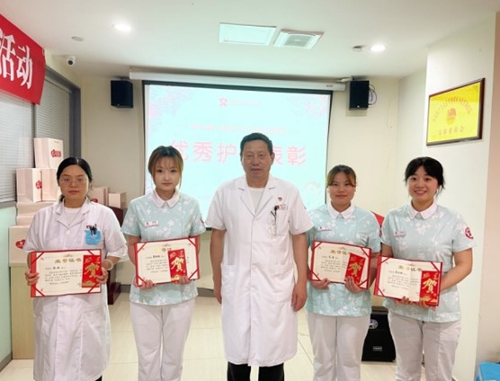 教授黃顯凱為優(yōu)秀護(hù)士頒獎。重慶圣佑肛腸醫(yī)院供圖