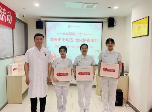 業(yè)務(wù)院長敬東紅為護(hù)理人員送上節(jié)日禮品。重慶圣佑肛腸醫(yī)院供圖