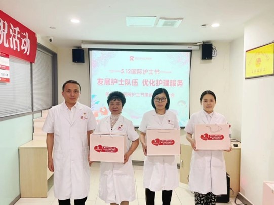 院長張國順為護(hù)理人員送上節(jié)日禮品。重慶圣佑肛腸醫(yī)院供圖