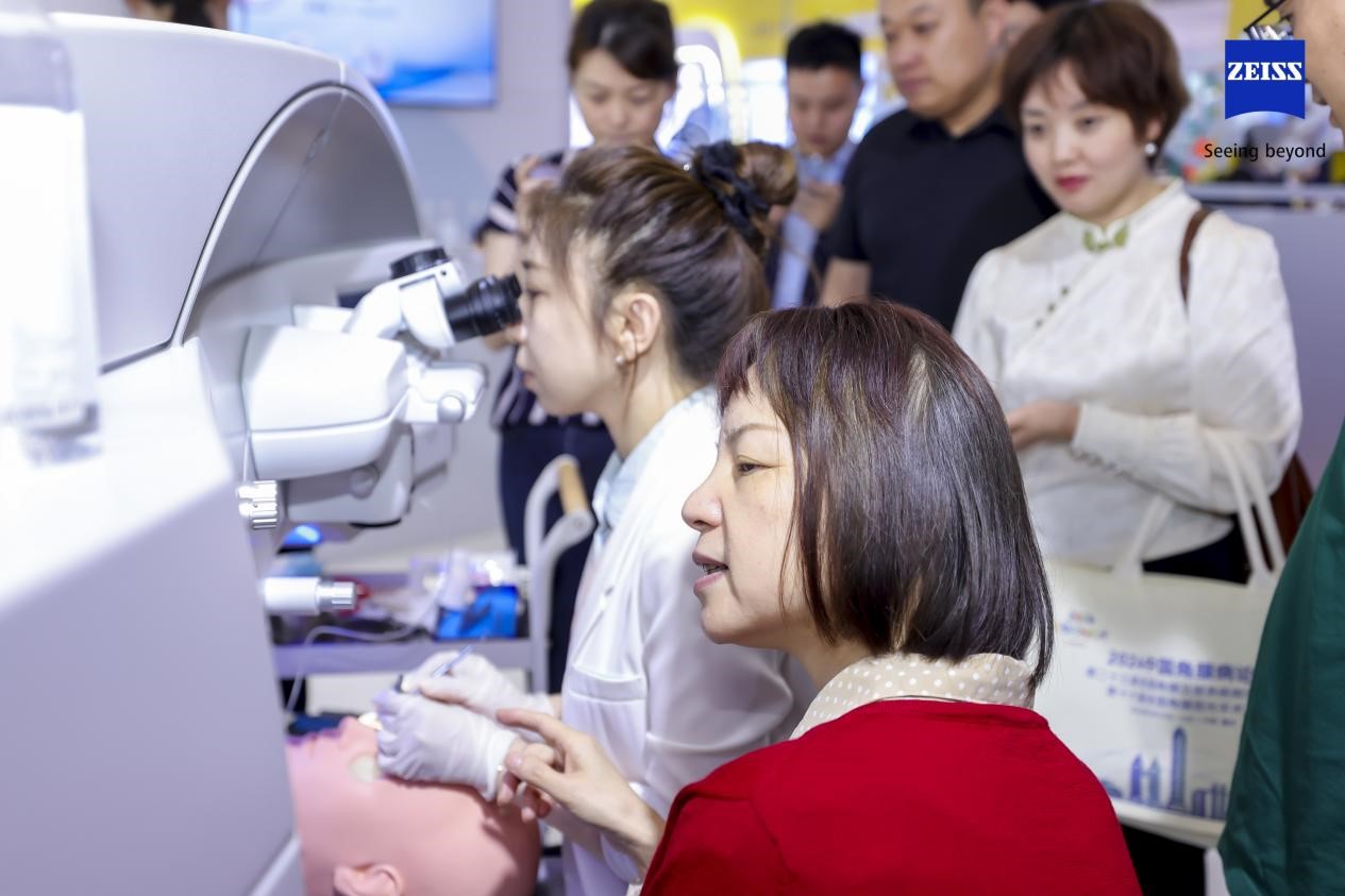 汪紅帶教現(xiàn)場。重慶華廈眼科醫(yī)院供圖