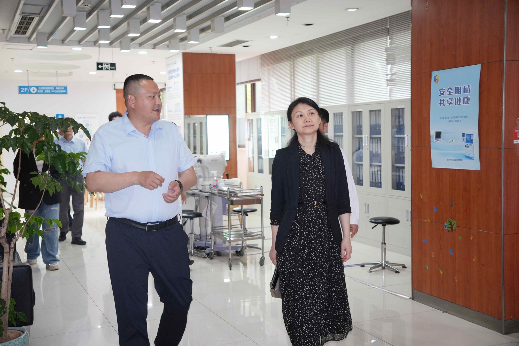 廖萱一行參觀醫(yī)院。重慶普瑞眼科醫(yī)院供圖