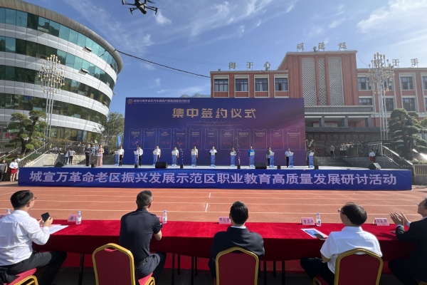 集中簽約儀式。陳海東攝