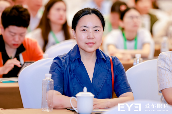 張奕霞參會(huì)現(xiàn)場。重慶南坪愛爾眼科醫(yī)院供圖