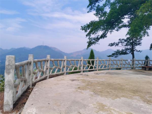 巴南：陡坡壩子變觀景打卡點(diǎn) 加裝護(hù)欄保安全