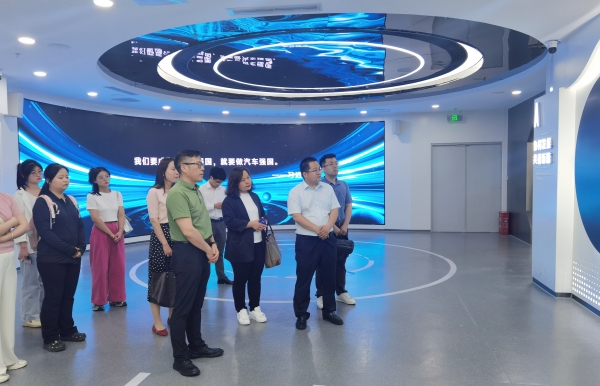 參觀智能網(wǎng)聯(lián)汽車中心。沙坪壩區(qū)交通局供圖