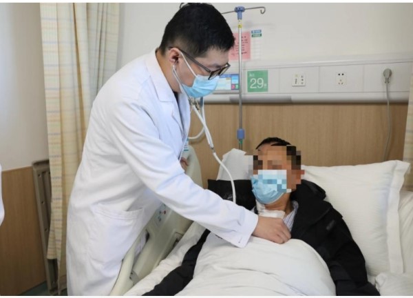 工作中的李煒。重慶西區(qū)醫(yī)院供圖