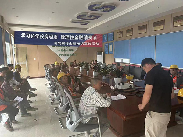 走進企業(yè)開展宣教活動。浦發(fā)銀行重慶分行供圖