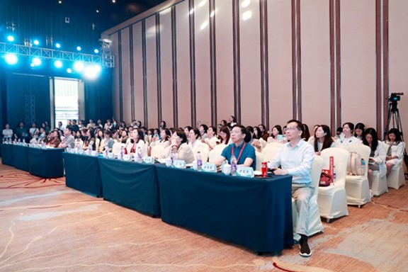 會(huì)議現(xiàn)場(chǎng)。愛(ài)康集團(tuán)重慶分公司供圖