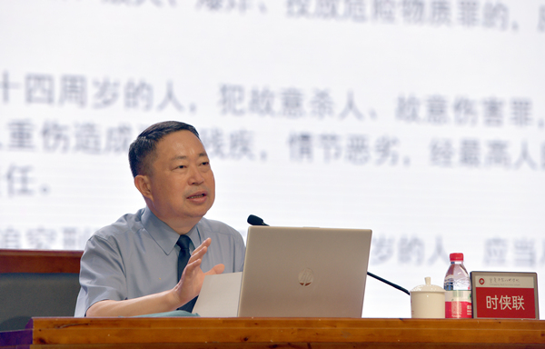 時俠聯(lián)授課。重慶八中供圖