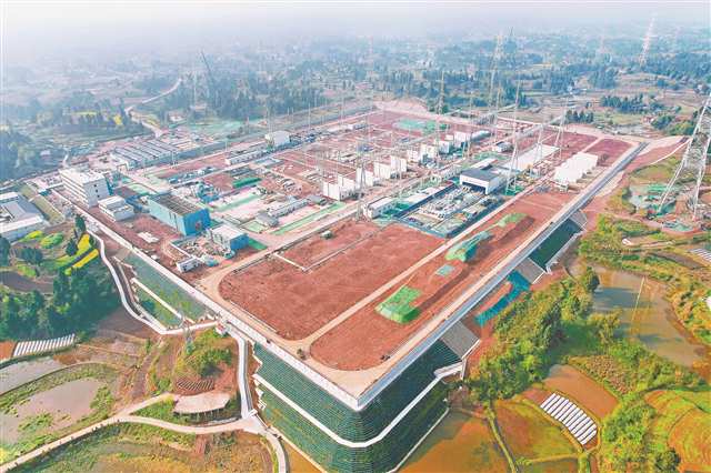 川渝1000千伏特高壓交流工程銅梁變電站施工現(xiàn)場(chǎng)。（受訪(fǎng)者供圖）