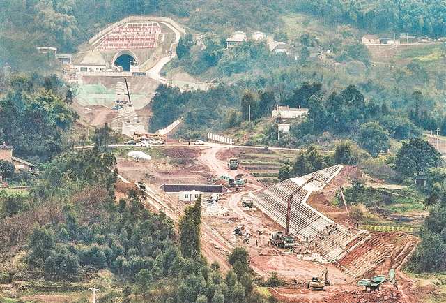 2月27日，成渝中線(xiàn)高鐵施工現(xiàn)場(chǎng)，工人正在加緊作業(yè)。首席記者 龍帆 攝/視覺(jué)重慶