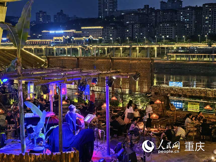橋下空間還可以成為聚餐休閑的場所。人民網(wǎng)記者 馮文彥攝