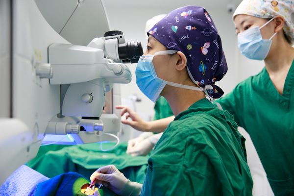 鄭霄為病人做手術(shù)。華廈渝州眼科醫(yī)院供圖