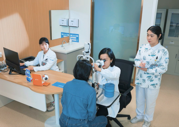 鄭霄坐診。華廈渝州眼科醫(yī)院供圖