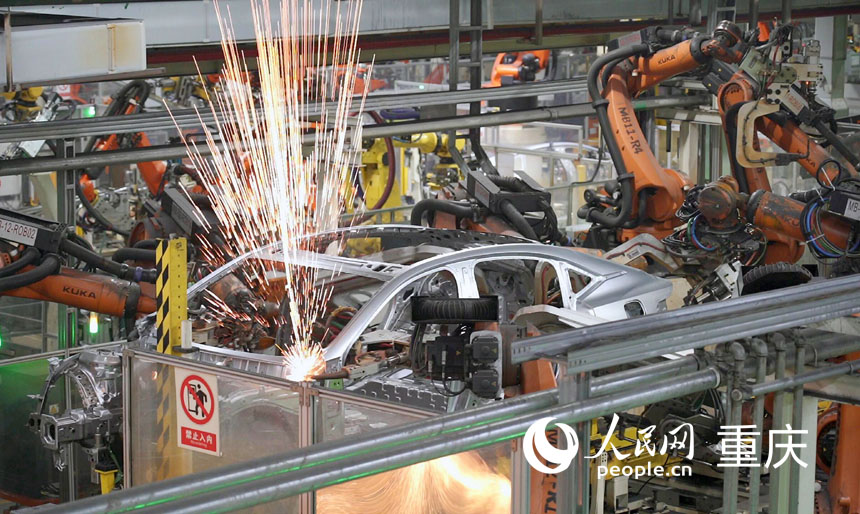 火花迸射，機(jī)械臂正在工作。人民網(wǎng)記者 劉祎攝