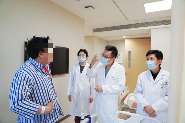 醫(yī)生和小陳溝通病情。重慶南坪愛爾眼科醫(yī)院供圖