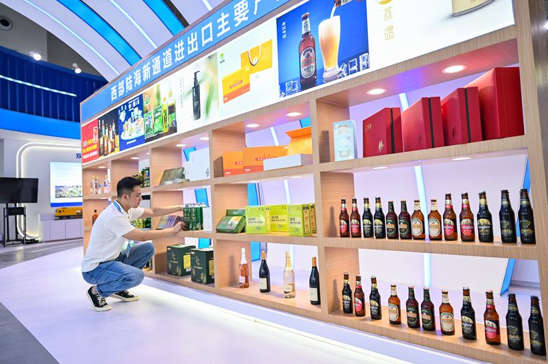 工作人員對(duì)陸海優(yōu)品展臺(tái)進(jìn)行整理。 鄒樂(lè)攝