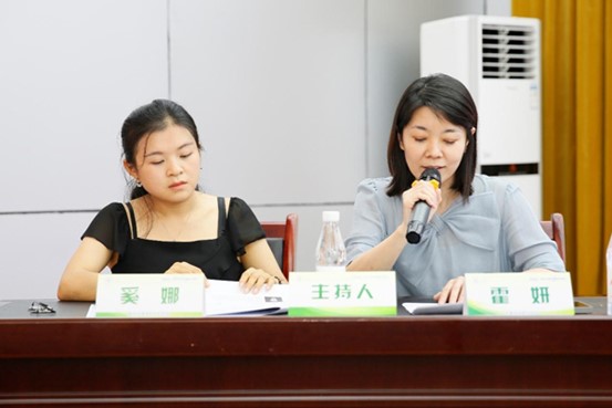 霍妍主持。華廈渝州眼科醫(yī)院供圖