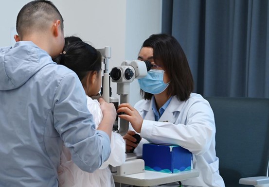 陳春梅為患者檢查眼部情況。重慶南坪愛爾眼科醫(yī)院供圖