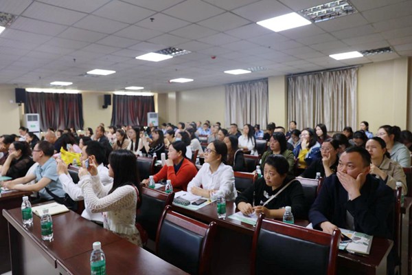 石柱縣稅務(wù)局為轄區(qū)內(nèi)103家企業(yè)代表宣講民法典相關(guān)政策規(guī)定。唐霖銳攝