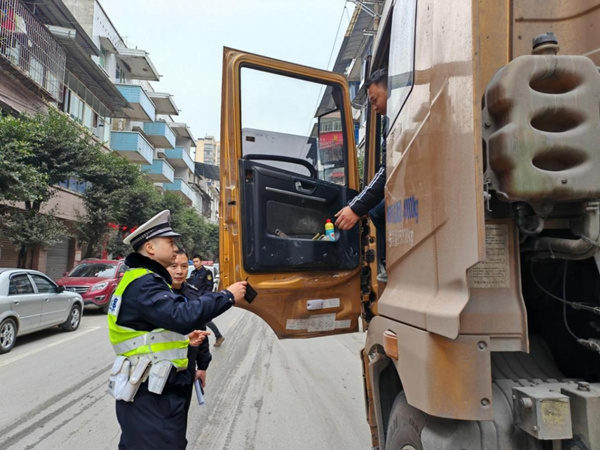 合川區(qū)“停車監(jiān)管一件事”執(zhí)法現(xiàn)場(chǎng)。重慶市司法局供圖