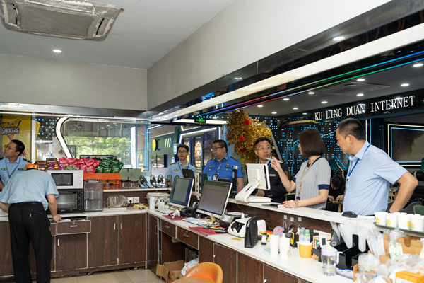 沙坪壩區(qū)網(wǎng)吧“綜合查一次”執(zhí)法檢查現(xiàn)場(chǎng)。重慶市司法局供圖