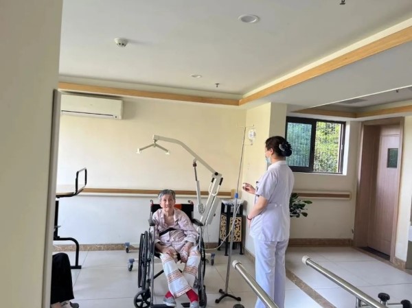 健康咨詢現(xiàn)場。重慶道格骨科醫(yī)院供圖