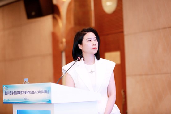 閔莉做分享。重慶銅雀臺整形外科醫(yī)院供圖