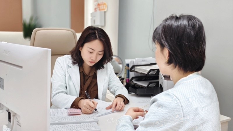 余航美為求美者面診。重慶諾美欣悅醫(yī)療美容供圖