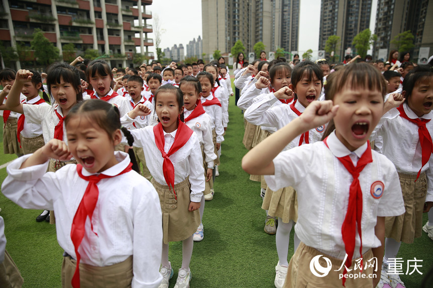 新入隊的少先隊員宣誓。人民網(wǎng)記者 劉政寧攝