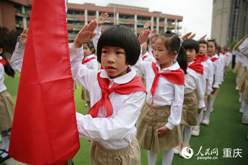 新入隊的少先隊員敬隊禮。人民網(wǎng)記者 劉政寧攝