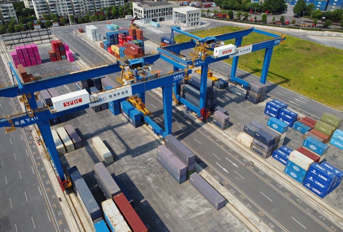 位于重慶國(guó)際物流樞紐園區(qū)的西部陸海新通道重慶無(wú)水港（無(wú)人機(jī)照片）。人民網(wǎng) 劉祎攝