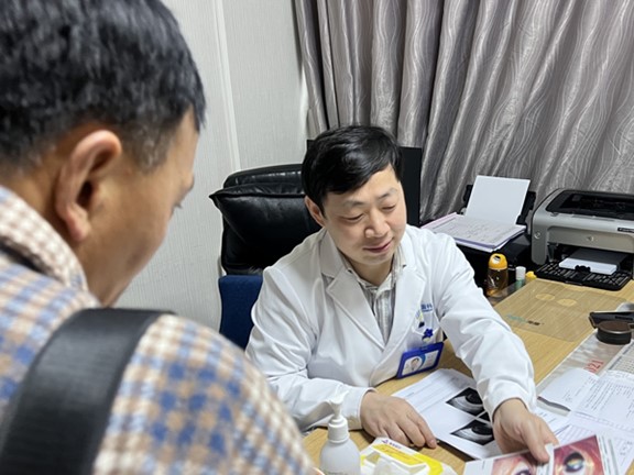 侯乒為患者看診。重慶普瑞眼科醫(yī)院供圖