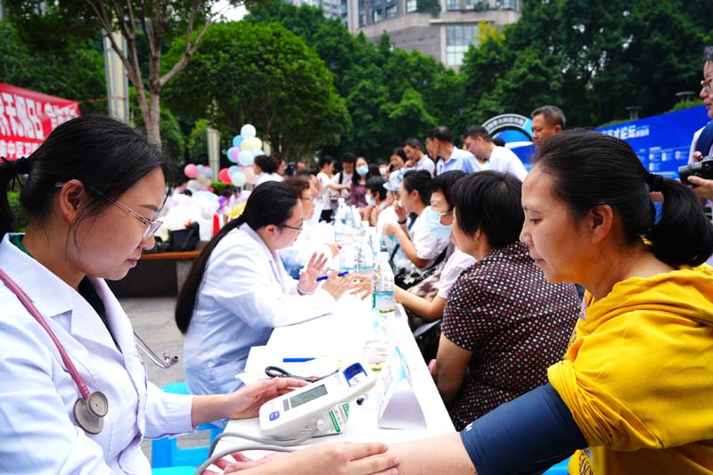 活動現(xiàn)場，重醫(yī)附屬第一院醫(yī)務(wù)人員開展義診。實習(xí)生趙鑫攝