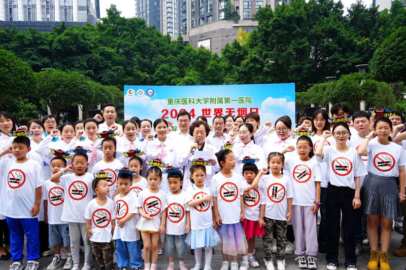 在該院呼吸科吳亞梅教授帶領(lǐng)下，孩子們宣讀控?zé)熓脑~。實習(xí)生趙鑫攝