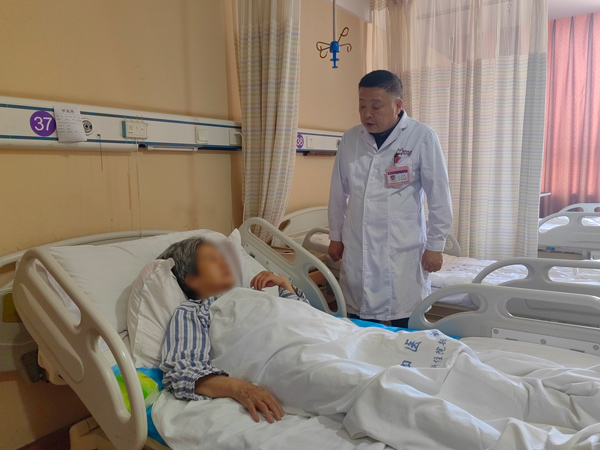 李建給患者交代注意事項。重慶嘉華醫(yī)院供圖