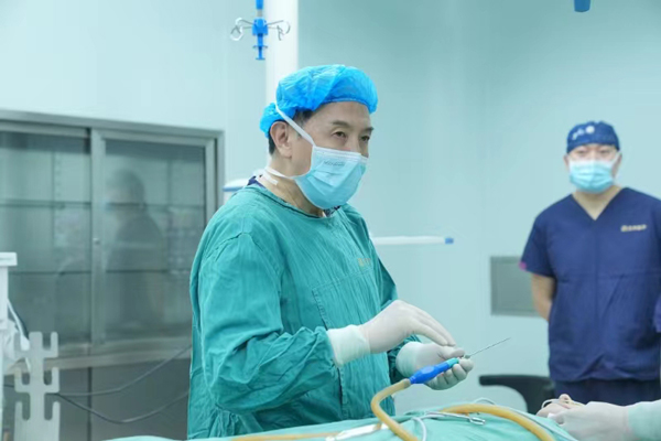 宋建星正在進行手術演示。重慶星榮整形外科醫(yī)院供圖
