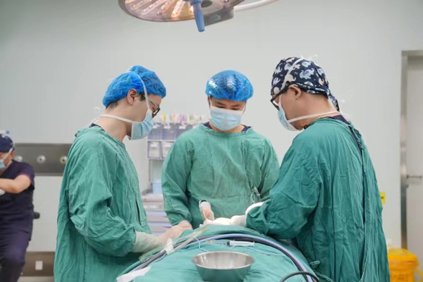 劉正茂進行手術演示。重慶星榮整形外科醫(yī)院供圖