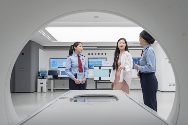 重慶高新區(qū)稅務(wù)局工作人員走訪金鳳實(shí)驗(yàn)室，了解人工智能輔助病理診斷相關(guān)研究進(jìn)展，宣傳輔導(dǎo)研發(fā)費(fèi)用加計(jì)扣除等相關(guān)稅收優(yōu)惠政策。郭睿攝