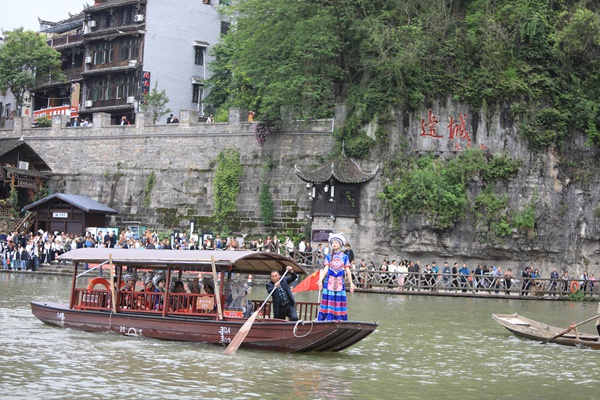 游客乘船在清水江上正進(jìn)行“翠翠巡游”活動(dòng)。胡程攝