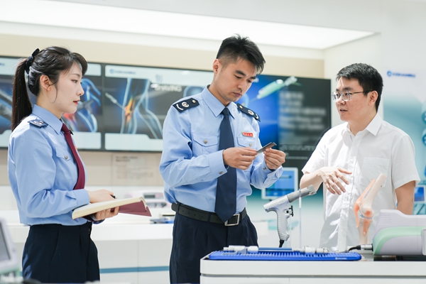 兩江新區(qū)稅務(wù)局工作人員詳細(xì)了解重慶西山科技股份有限公司創(chuàng)新技術(shù)的研發(fā)過程，幫助企業(yè)合理歸集研發(fā)過程中產(chǎn)生的費用和成本。郭睿攝