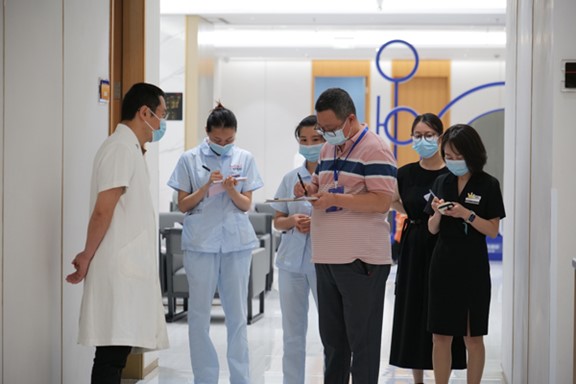 審核現(xiàn)場(chǎng)。重慶當(dāng)代整形外科醫(yī)院供圖