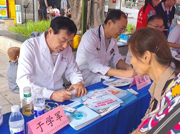 義診活動現(xiàn)場。重慶西區(qū)醫(yī)院供圖