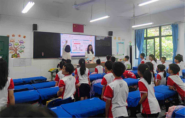 走進學校開展金融宣教。浦發(fā)銀行重慶分行供圖