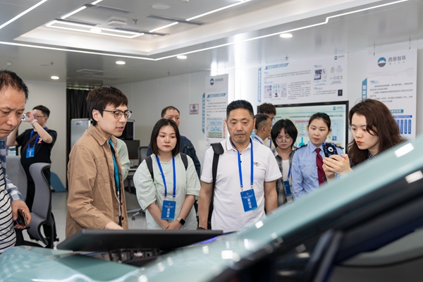 活動通過走訪代表性企業(yè)和辦稅服務(wù)場所等，讓大家實(shí)地感受企業(yè)發(fā)展成果和稅收服務(wù)成效。郭睿攝