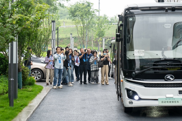 活動一行人員參觀西部科學(xué)城智能網(wǎng)聯(lián)汽車創(chuàng)新中心，了解其研發(fā)的“車路云一體化”系統(tǒng)和智能駕駛。郭睿攝