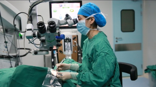 霍妍為患者做手術。華廈渝州眼科醫(yī)院供圖